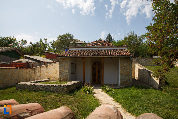 mormantul-lui-sari-saltuk-baba-dede-din-babadag-judetul-tulcea.jpg