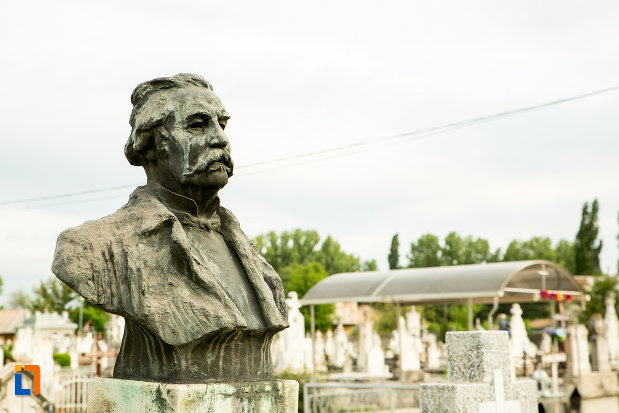 mormantul-si-bustul-doctorului-dumitru-d-culcer-din-targu-jiu-judetul-gorj-vazut-din-lateral-fata.jpg