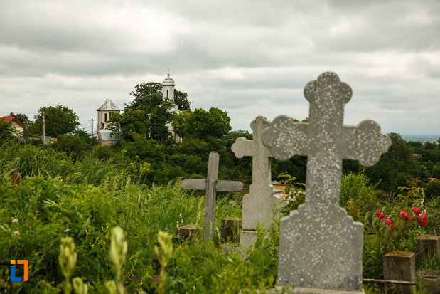 mormintele-de-langa-biserica-ovidenia-din-odobesti-judetul-vrancea.jpg