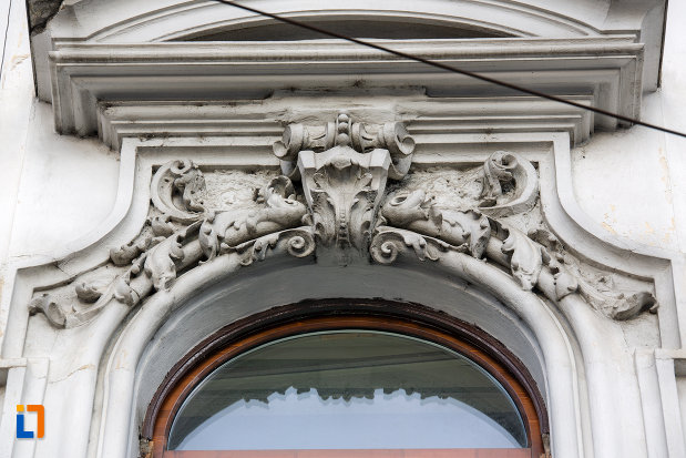 motive-de-pe-fereastra-de-la-palatul-babos-din-cluj-napoca-judetul-cluj.jpg