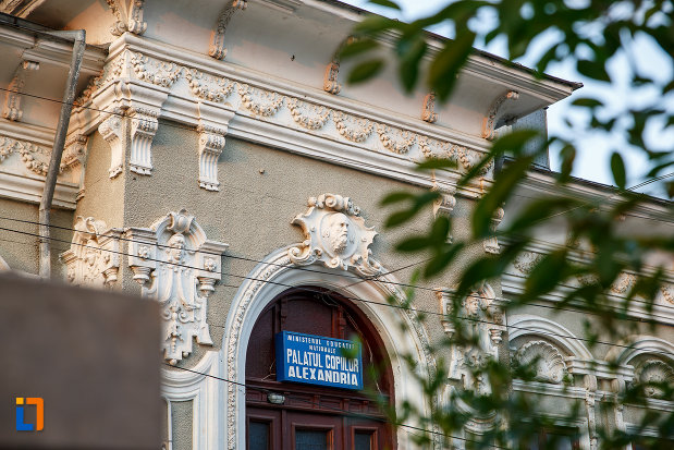 motive-decorative-de-la-casa-zarzara-palatul-copiilor-din-alexandria-judetul-teleorman.jpg