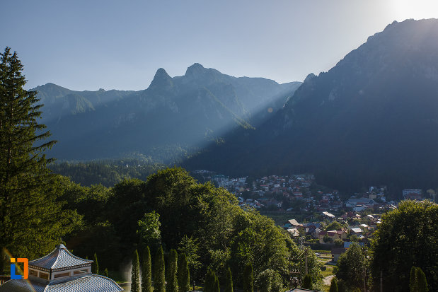 muntii-strapunsi-de-raze-de-soare-statiunea-busteni-judetul-prahova.jpg