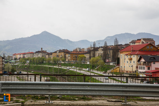 muntii-vazuti-din-orasul-petrosani-judetul-hunedoara.jpg
