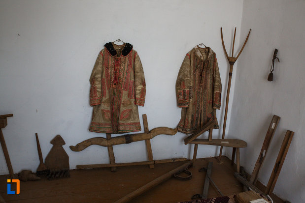muzeul-de-etnografie-si-arta-populara-din-ciacova-judetul-timis-straie-populare.jpg