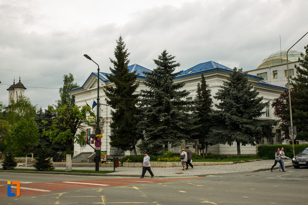 muzeul-de-istorie-din-ramnicu-valcea-judetul-valcea-fotografiat-de-la-distanta.jpg