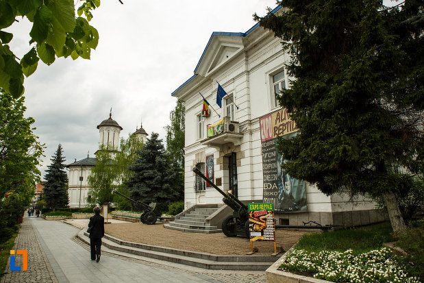 muzeul-de-istorie-din-ramnicu-valcea-judetul-valcea-imagine-cu-spatiul-ce-se-afla-in-fata-lui.jpg