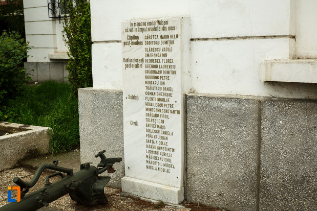 muzeul-de-istorie-din-ramnicu-valcea-judetul-valcea-placa-de-marmura-cu-informatii.jpg