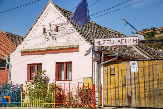 muzeul-etnografic-achim-aurel-din-ocna-sibiului-judetul-sibiu.jpg