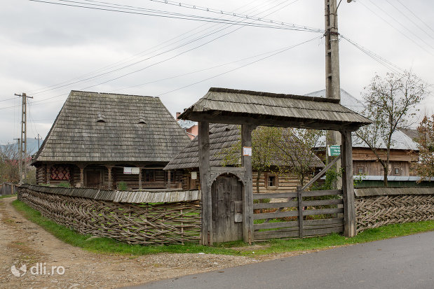muzeul-etnografic-ples-din-ieud-judetul-maramures.jpg