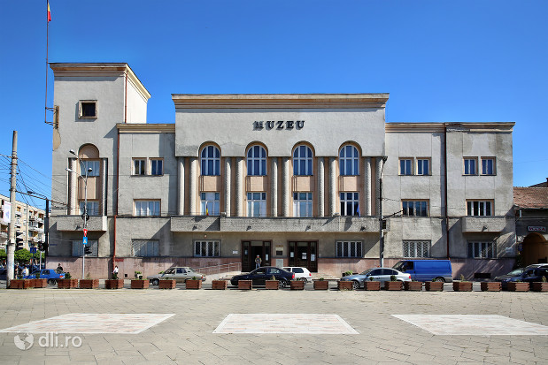 muzeul-judetean-de-istori-satu-mare-vedere-din-fata.jpg