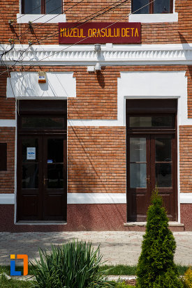 muzeul-orasului-deta-judetul-timis0-imagine-cu-intrarea-in-cladire.jpg