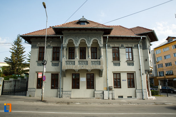 muzeul-podgoriei-muzeul-viei-si-vinului-din-dragasani-judetul-valcea-fatada-principala.jpg