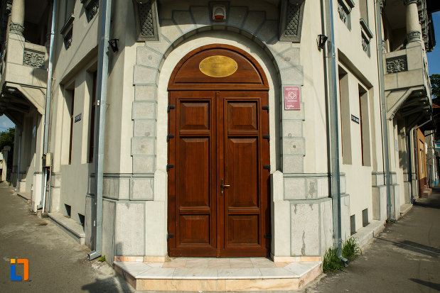 muzeul-podgoriei-muzeul-viei-si-vinului-din-dragasani-judetul-valcea-usa-din-lemn.jpg