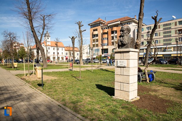 nicolae-iorga-grupul-statuar-din-fata-casei-de-cultura-a-studentilor-din-alba-iulia-judetul-alba.jpg