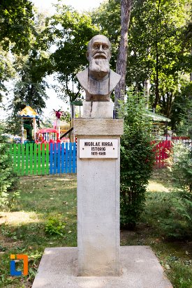 nicolae-iorga-grupul-statuar-din-parcul-mihai-eminescu-din-botosani-judetul-botosani.jpg