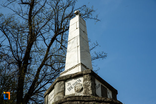 obeliscul-de-pe-monumentul-eroilor-din-brezoi-judetul-valcea.jpg