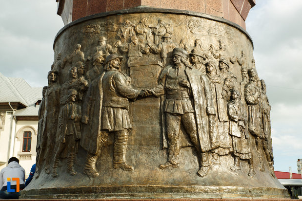 obeliscul-unirii-din-focsani-judetul-vrancea-sculptura-in-relief.jpg