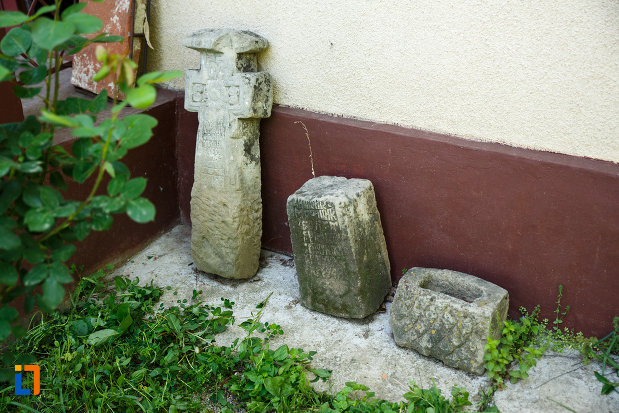 obiecte-din-piatra-aflate-la-biserica-muzeu-sf-ilie-biserica-noua-din-dragasani.jpg