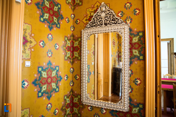 oglinda-din-muzeul-de-arta-si-arta-populara-palatul-marincu-din-calafat-judetul-dolj.jpg