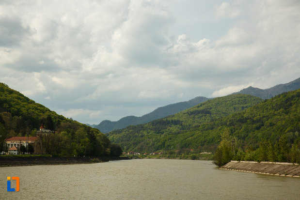 orasul-calimanesti-vazut-de-pe-valea-oltului-judetul-valcea.jpg