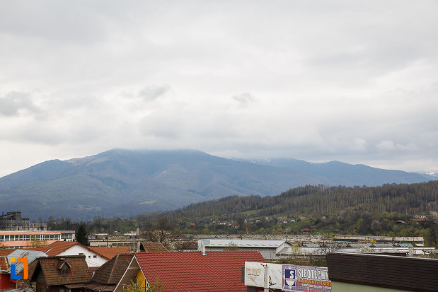 orasul-petrosani-judetul-hunedoara-imagine-cu-muntii-inconjuratori.jpg