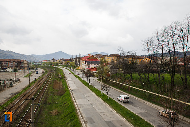 orasul-petrosani-judetul-hunedoara-sosea-paralela-cu-calea-ferata.jpg