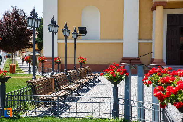 orasul-sannicolau-mare-judetul-timis-bancute-in-parcul-bisericii.jpg