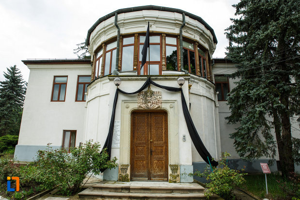 palatul-arhiepiscopal-arhiepiscopia-ramnicului-din-ramnicu-valcea-judetul-valcea.jpg