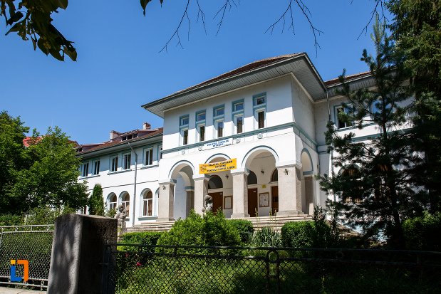 palatul-copiilor-din-pitesti-judetul-arges-vazut-din-lateral.jpg