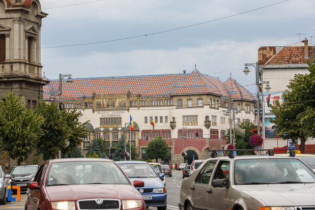 palatul-culturii-filarmonica-biblioteca-si-muzeul-de-arta-din-targu-mures-judetul-mures-vazut-de-la-distanta.jpg