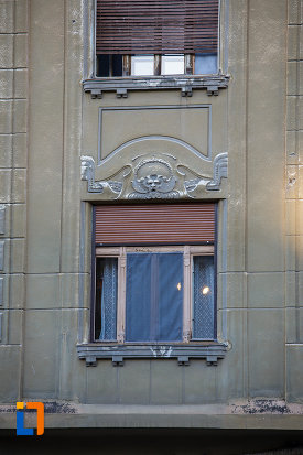 palatul-dauerbach-din-timisoara-judetul-timis-fereastra-cu-motive-decorative.jpg
