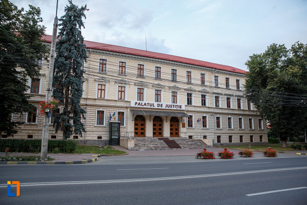 palatul-de-justitie-din-suceava-judetul-suceava-vazut-dintr-o-parte.jpg