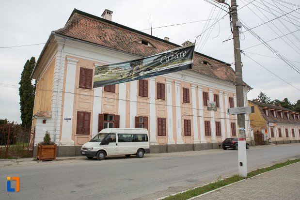 palatul-de-vara-brukenthal-de-la-avrig-judetul-sibiu-vazut-din-strada.jpg