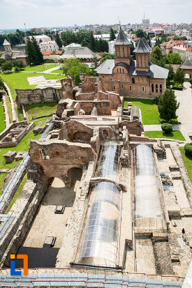 palatul-domnesc-ruine-palatul-petru-cercel-din-targoviste-judetul-dambovita-vazut-de-sus.jpg