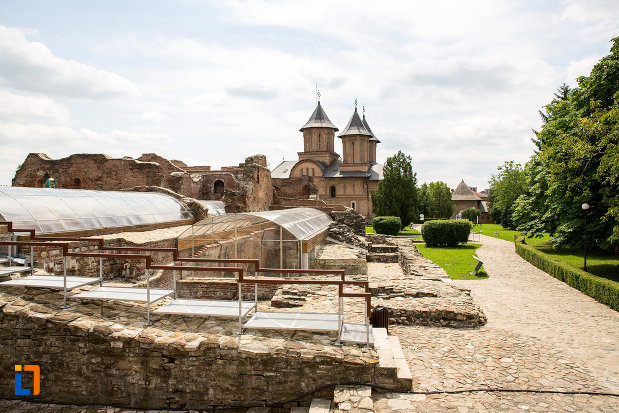 palatul-domnesc-ruine-palatul-petru-cercel-din-targoviste-judetul-dambovita-vazut-in-ansamblu.jpg