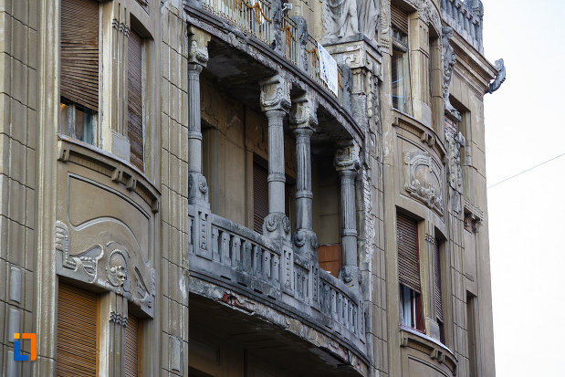 palatul-loffler-din-timisoara-judetul-timis-balcon-cu-coloane.jpg