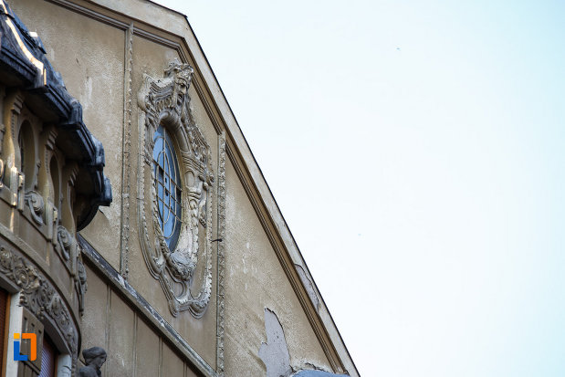 palatul-loffler-din-timisoara-judetul-timis-fereastra-circulara.jpg