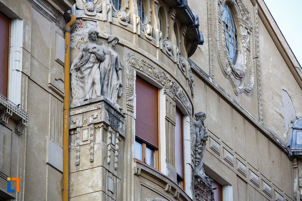 palatul-loffler-din-timisoara-judetul-timis-fereastra-cu-detalii-deosebita.jpg