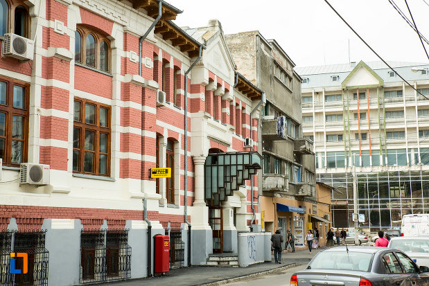 palatul-postei-din-galati-judetul-galati-vazut-din-lateral.jpg