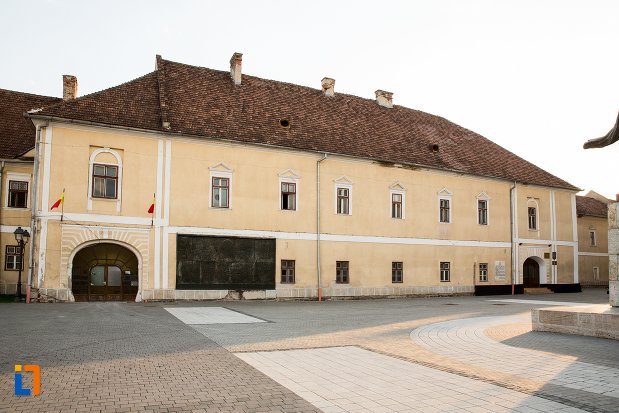 palatul-principilor-transilvaniei-din-alba-iulia-judetul-alba.jpg