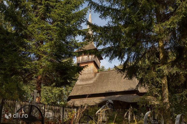 panorama-cu-biserica-de-lemn-din-calinesti-judetul-maramures.jpg