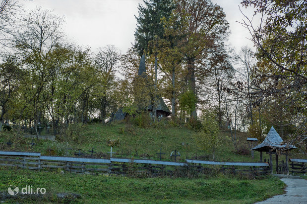 panorama-cu-biserica-de-lemn-din-harnicesti-judetul-maramures.jpg