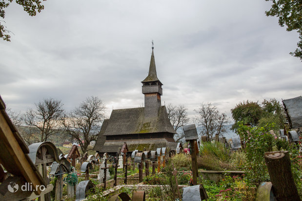 panorama-cu-biserica-de-lemn-din-ieud-judetul-maramures.jpg