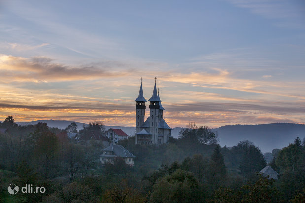 panorama-cu-biserica-noua-din-breb-judetul-maramures.jpg