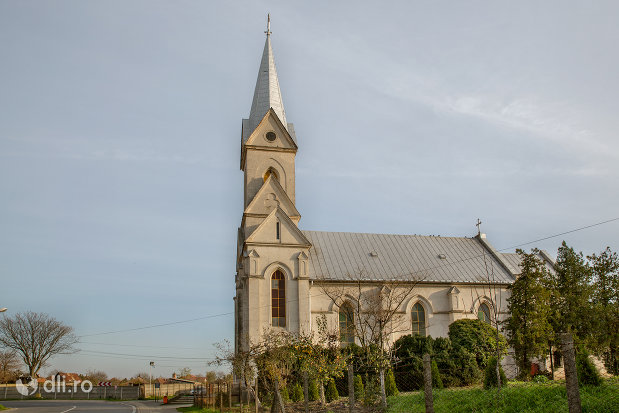 panorama-cu-biserica-romano-catolica-din-valea-lui-mihai-judetul-bihor.jpg