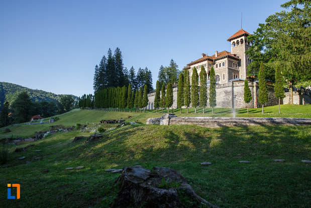 panorama-cu-castelul-cantacuzino-din-busteni-judetul-prahova.jpg