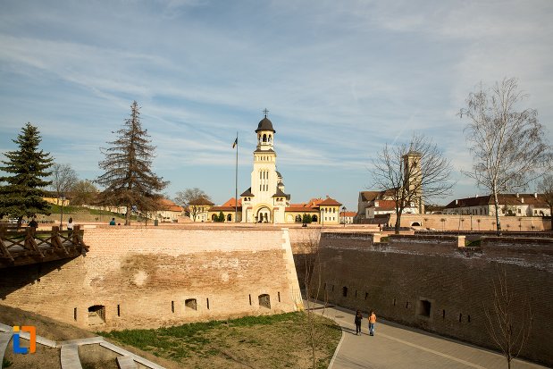 panorama-cu-catedrala-reintregirii-din-alba-iulia-judetul-alba.jpg