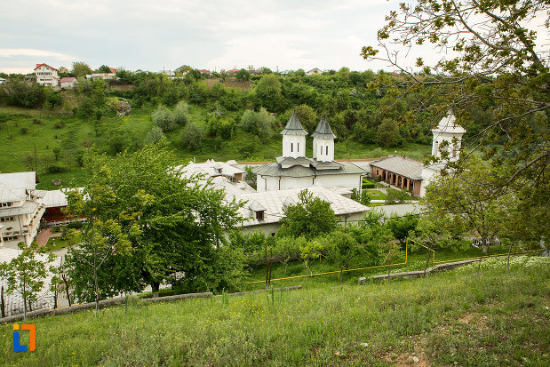 panorama-cu-manastirea-clocociov-din-slatina-judetul-olt.jpg