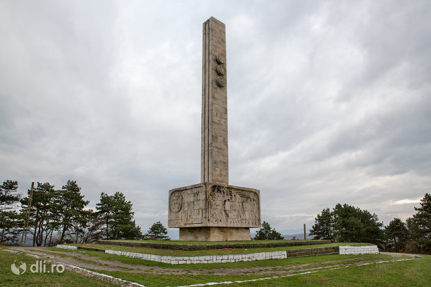 panorama-cu-monumentul-mihai-viteazul-din-guruslau-judetul-salaj.jpg