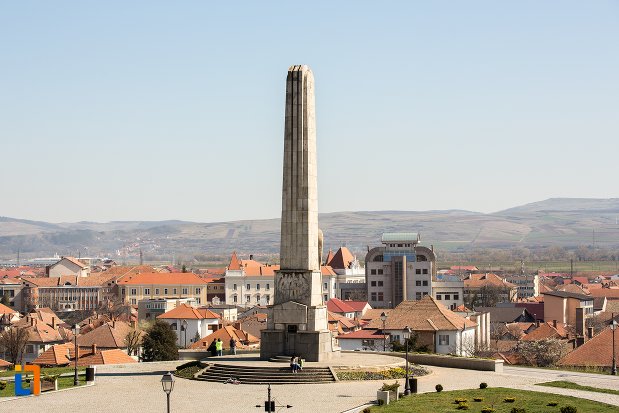 panorama-cu-obeliscul-lui-horea-closca-si-crisan-din-alba-iulia-judetul-alba.jpg